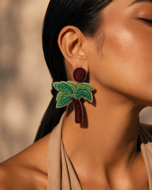 Boucles d'oreilles pendantes faites main en perles, motif palmier tropical — Woman wearing handmade red and green beaded palm tree statement earring by ZOHRICANADA — Zohricanada